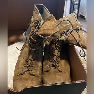 Danner Coyote Hot 8” men’s 9.5 D military boots